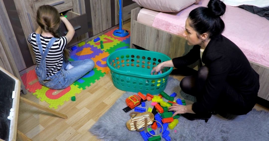 Najbitnije je prvo obezbediti nešto u šta će deca držati svoje igračke i ostale đakonije.