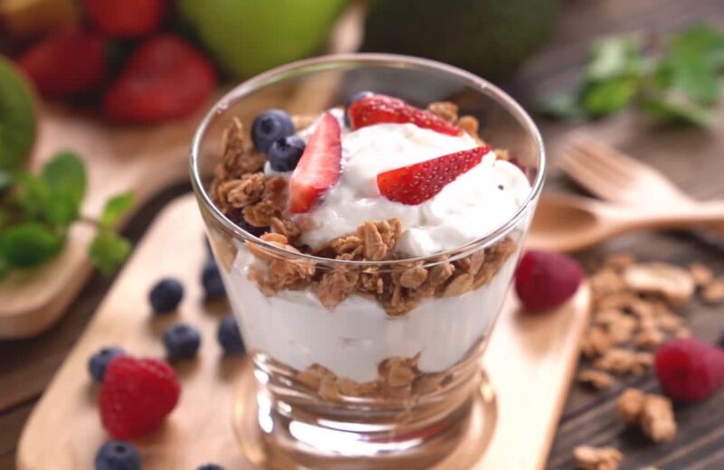 Grčki jogurt, ovsene pahuljice, voće i chia; domaće granola pločice sa medom, kokosom i crnom čokoladom.