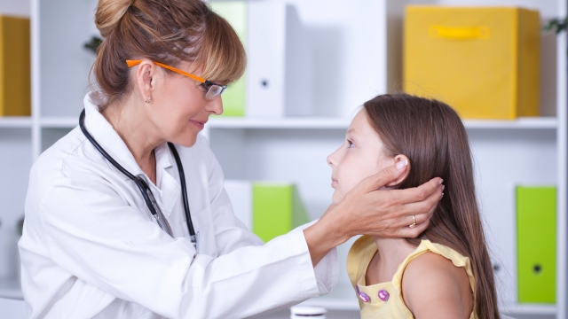 Doktorka pregleda devojčicu zbog ekcema