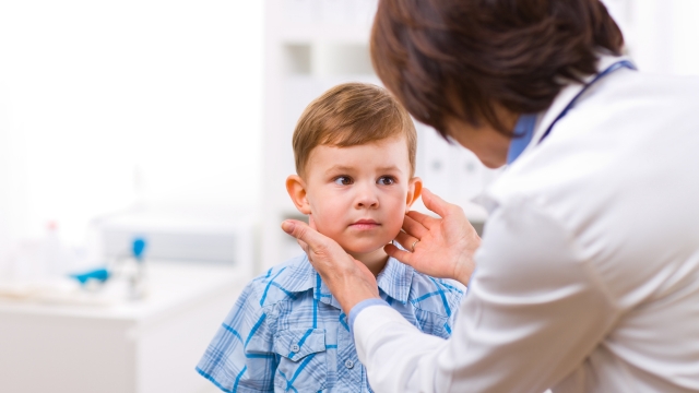 Dete na kožnom pregledu kod lekara