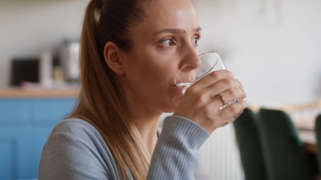 Trudnica pije vodu iz čaše